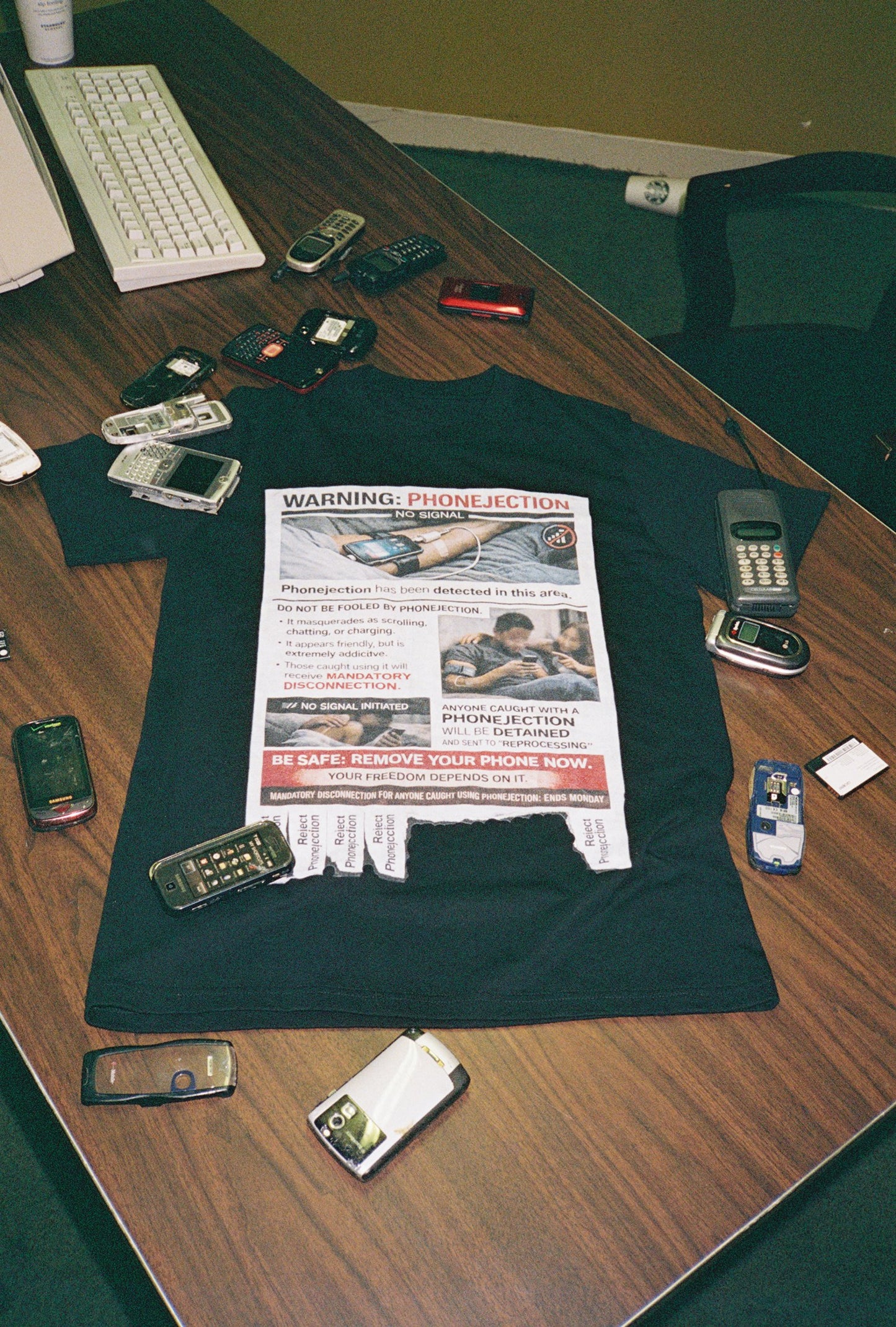 LOST SIGNAL PHONEJECTION TEE